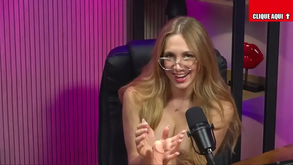 NOVINHA SAFADA GOZANDO NA SIRIRICA