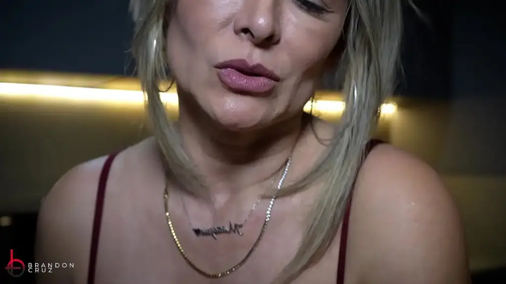 Vizinha madura safada esperando o marido sair para transar em cena quente real