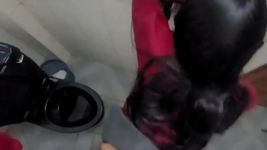 Estudante mexicana gostosa transando com colega de classe em cena quente real no banheiro da escola