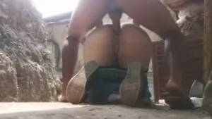 Amador leva sua doce princesa para trás da casa de campo em cena quente real de sexo anal