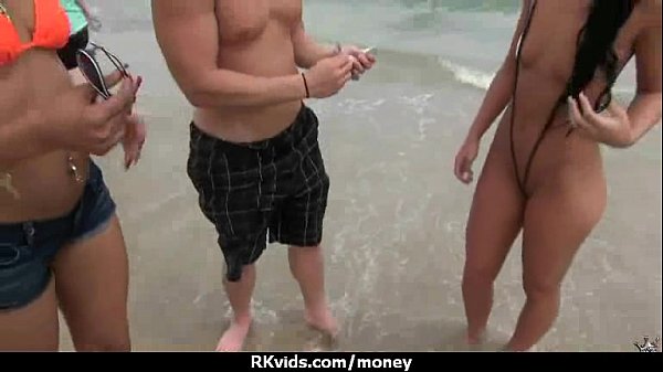 meninas pagando peitinho