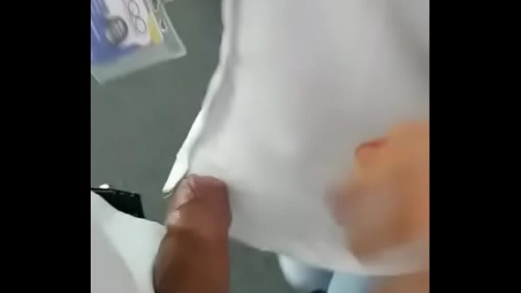 meninas pagando peitinho